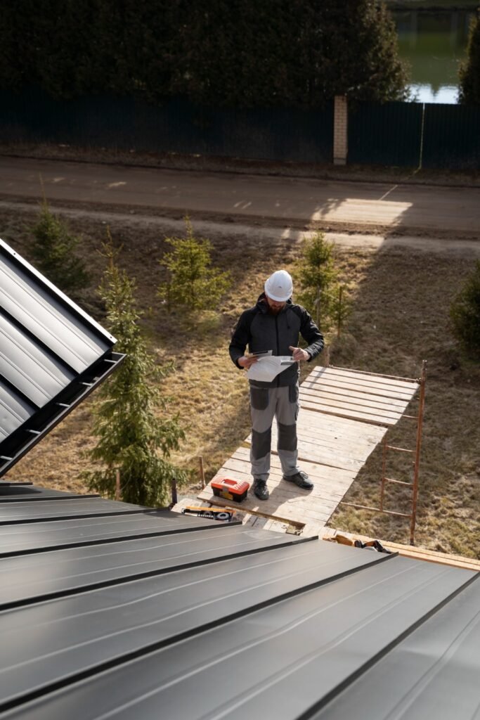 Homme qui travail sur l'aménagement extérieur d'une maison